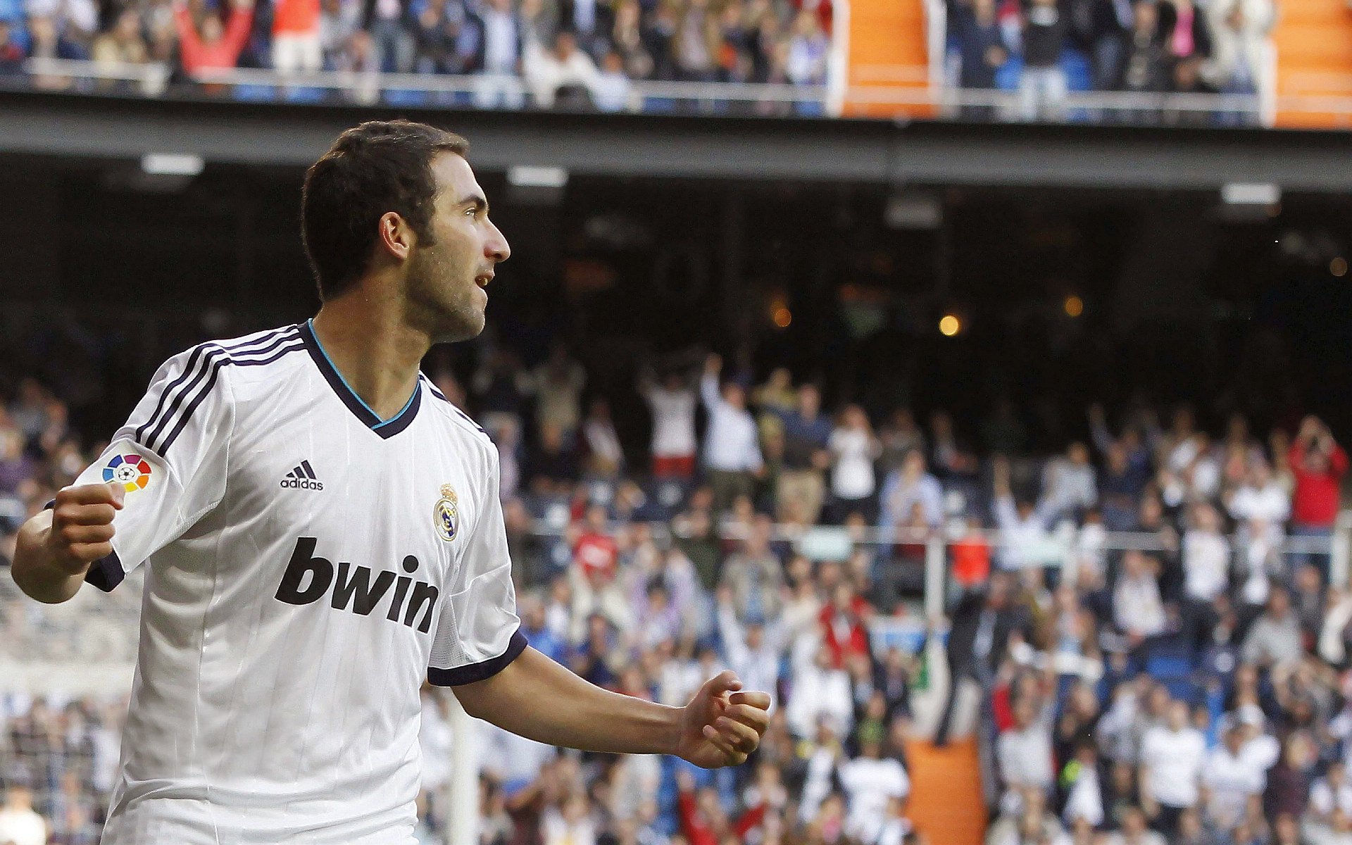 德罗巴在尤文图斯比赛中败北,比赛局势复杂引发热议!赛场气氛高涨(c罗在尤文图斯队的表现)